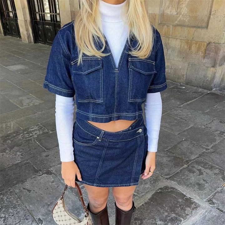 Ensemble en denim pour femmes avec veste à manches courtes, décolleté en V, poches poitrine et skort avec fermeture à bouton