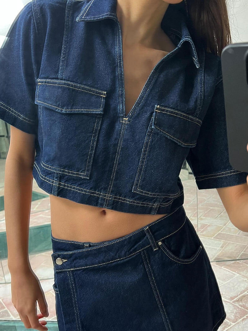 Ensemble en denim pour femmes avec veste à manches courtes, décolleté en V, poches poitrine et skort avec fermeture à bouton