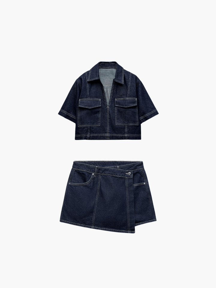 Ensemble en denim pour femmes avec veste à manches courtes, décolleté en V, poches poitrine et skort avec fermeture à bouton