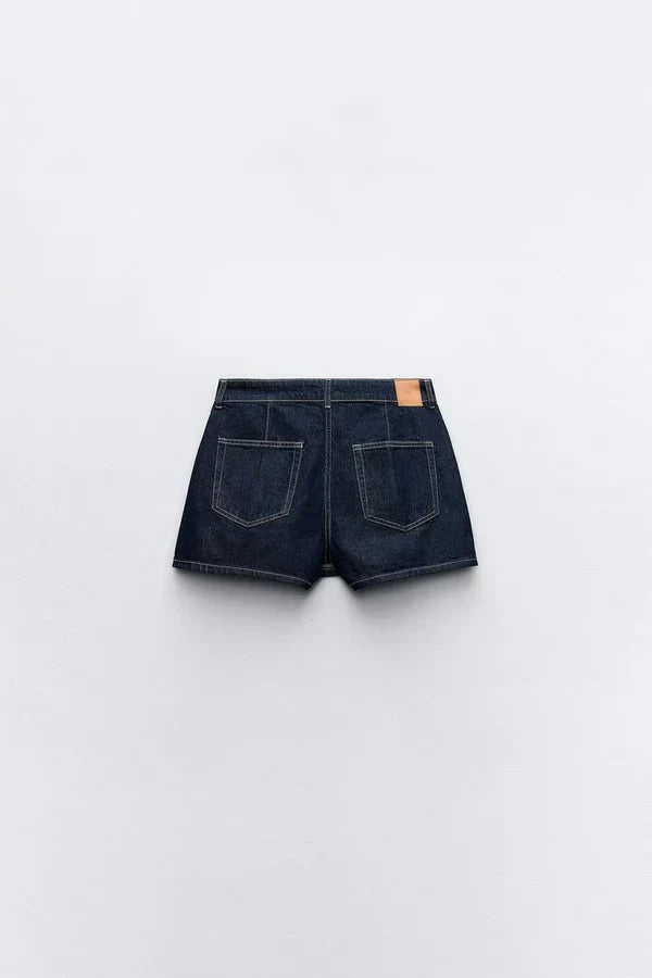 Ensemble en denim pour femmes avec veste à manches courtes, décolleté en V, poches poitrine et skort avec fermeture à bouton