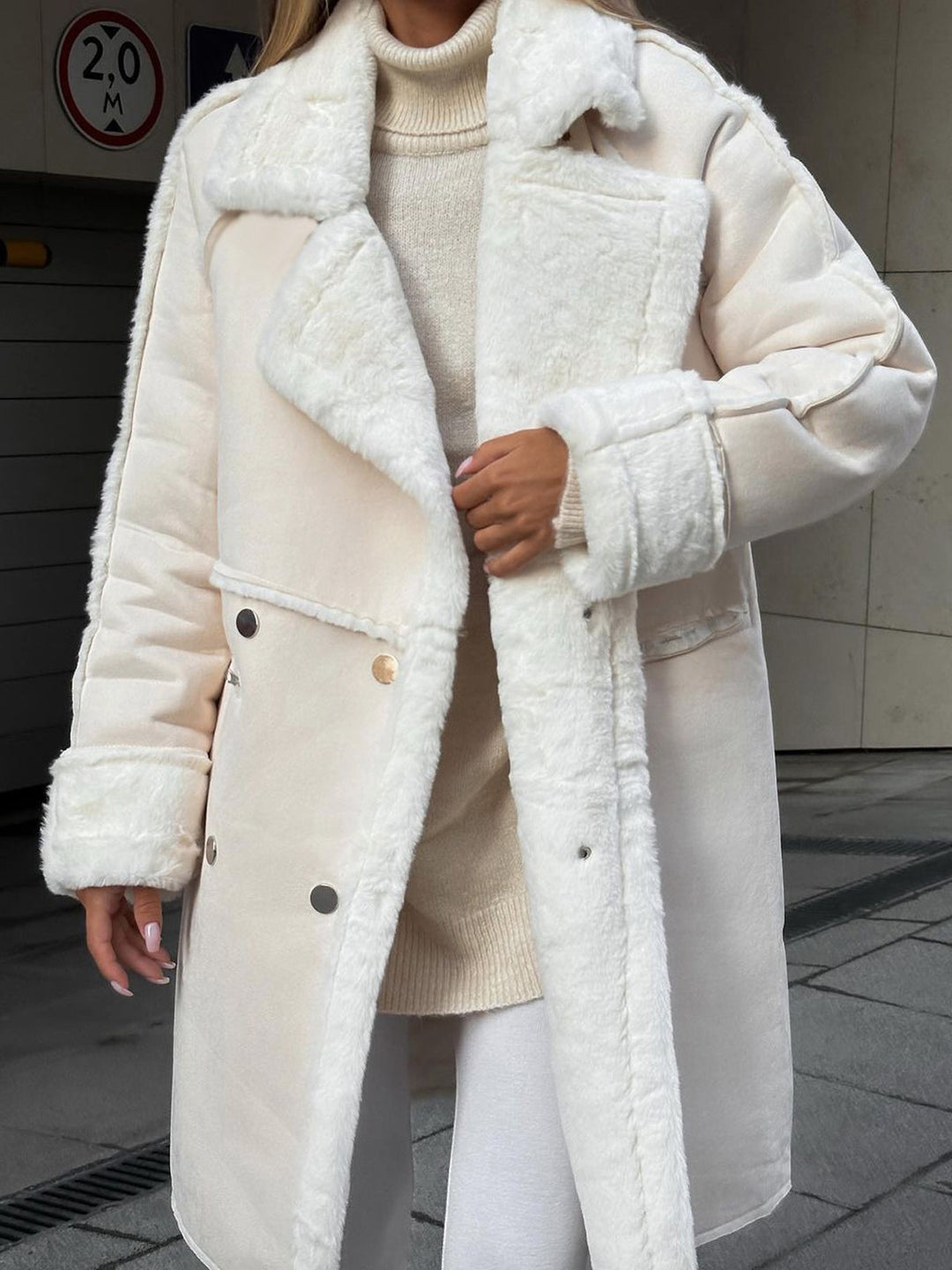 Manteau pour femmes à double boutonnage avec col à revers et bord en peluche