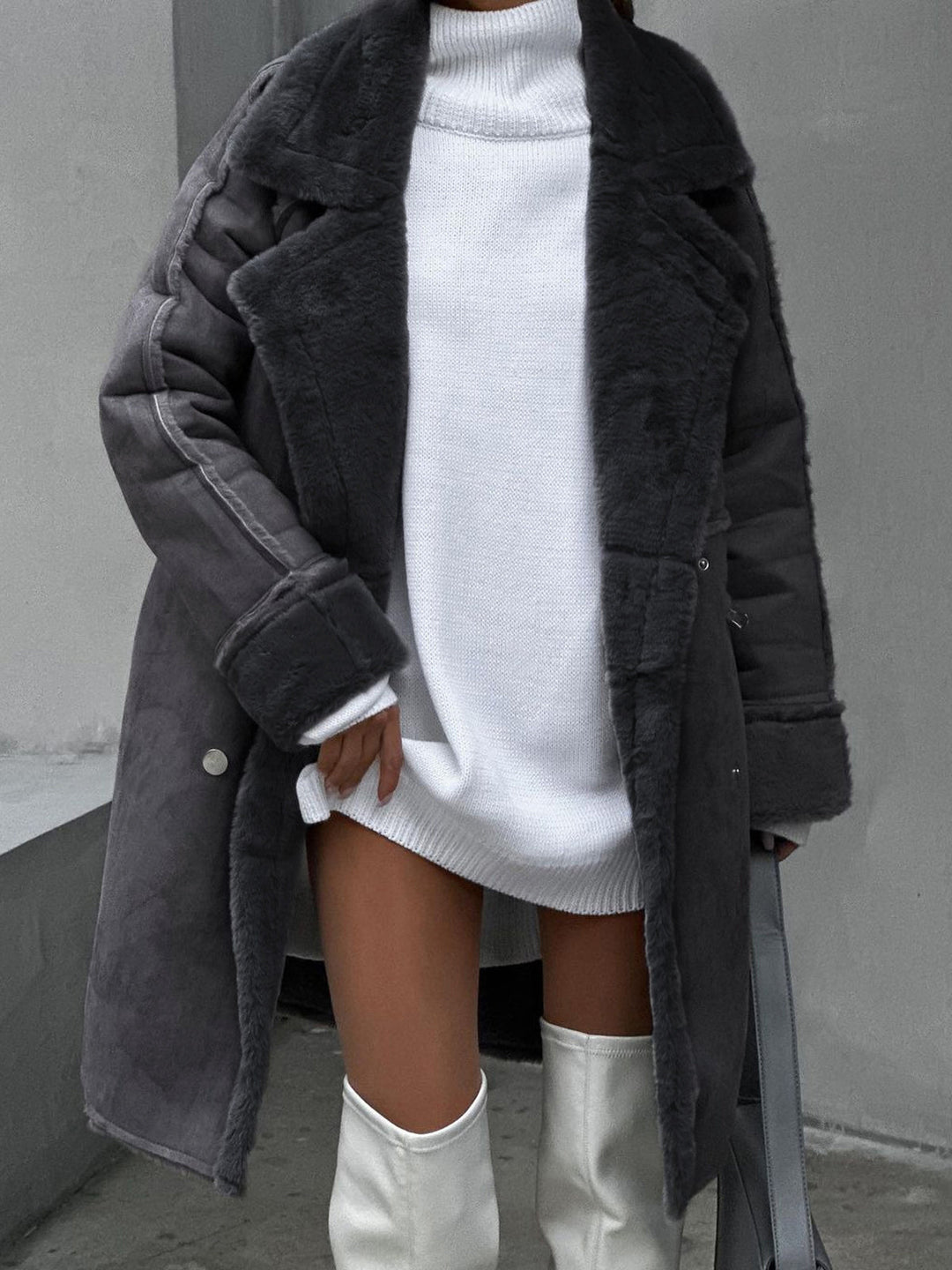 Manteau pour femmes à double boutonnage avec col à revers et bord en peluche