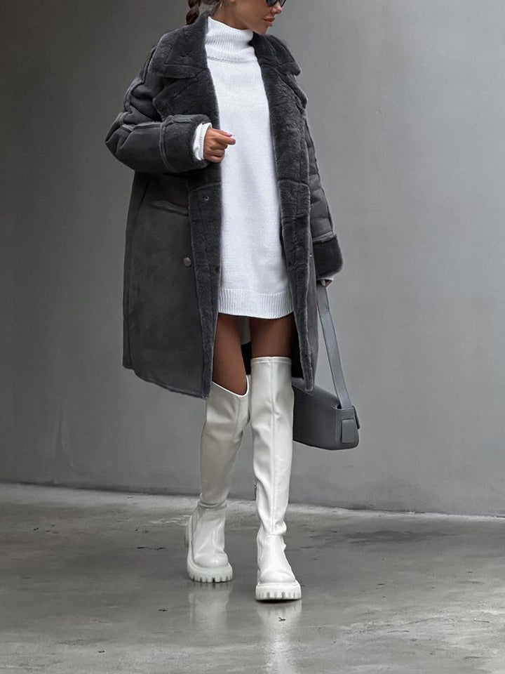 Manteau pour femmes à double boutonnage avec col à revers et bord en peluche