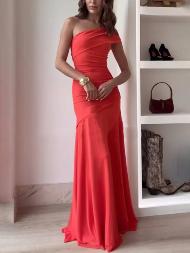 Robe maxi à une épaule pour femmes avec haut froncé et jupe évasée