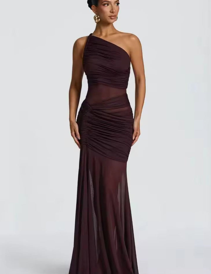 Robe maxi à épaule unique pour femmes avec surface froncée et inserts transparents avec ourlet évasé