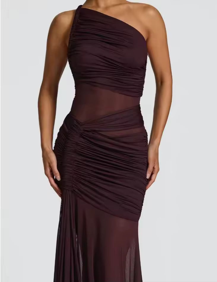 Robe maxi à épaule unique pour femmes avec surface froncée et inserts transparents avec ourlet évasé