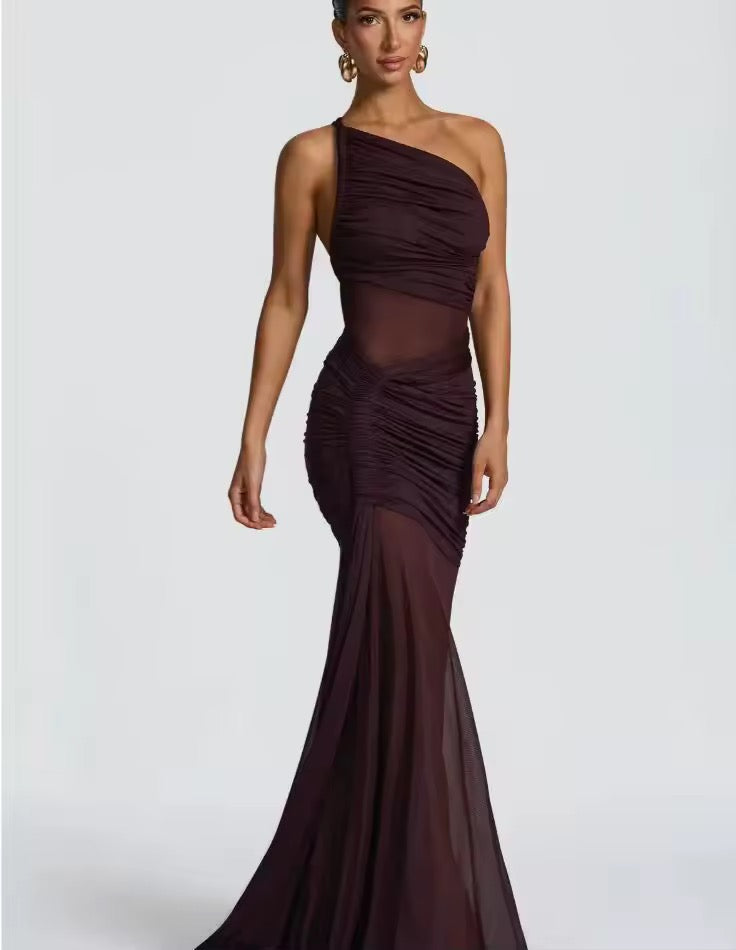 Robe maxi à épaule unique pour femmes avec surface froncée et inserts transparents avec ourlet évasé