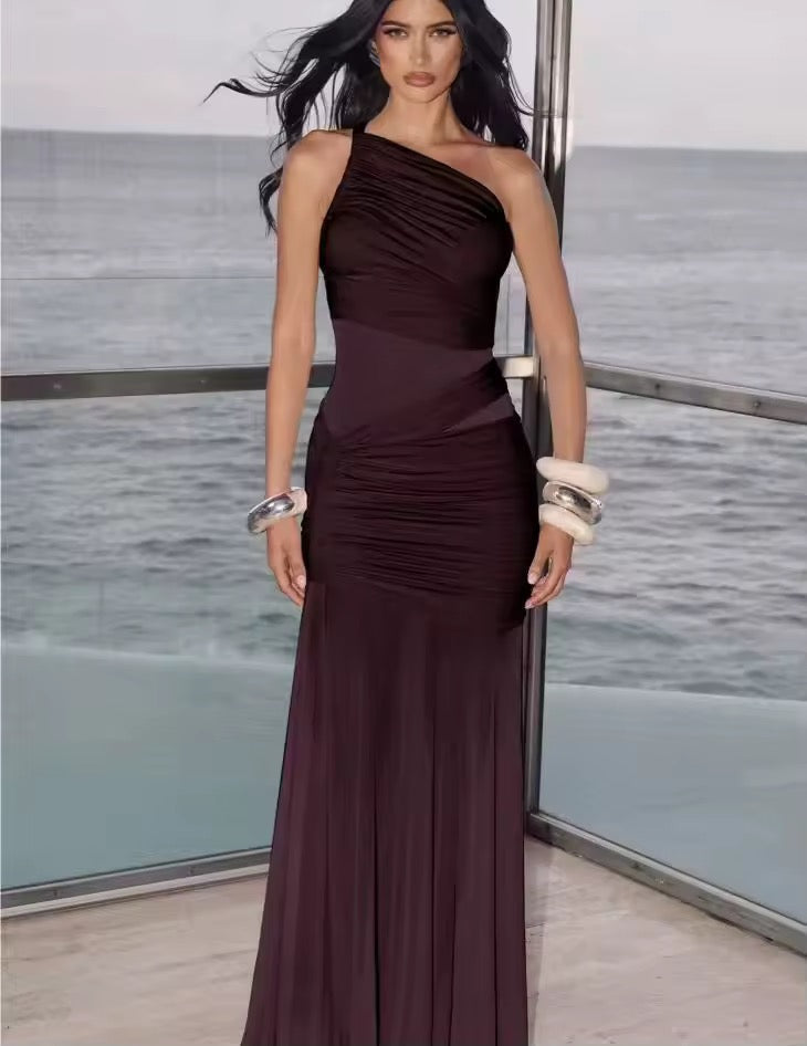 Robe maxi à épaule unique pour femmes avec surface froncée et inserts transparents avec ourlet évasé