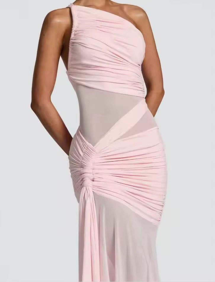 Robe maxi à épaule unique pour femmes avec surface froncée et inserts transparents avec ourlet évasé