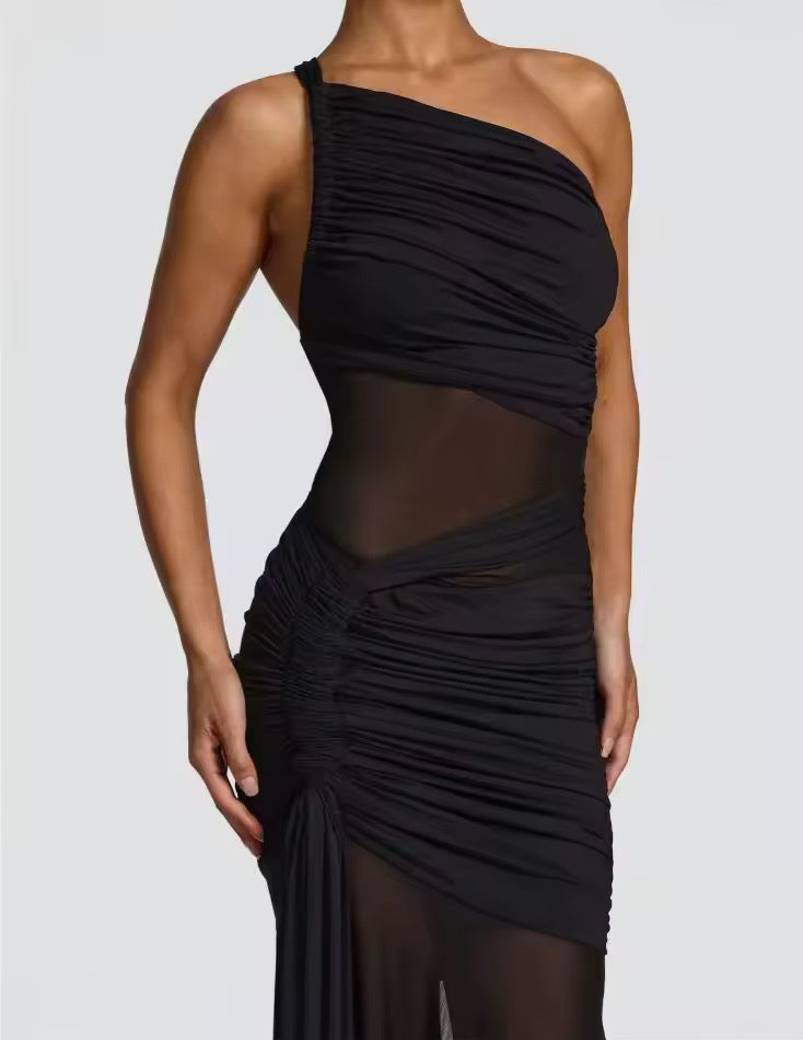 Robe maxi à épaule unique pour femmes avec surface froncée et inserts transparents avec ourlet évasé