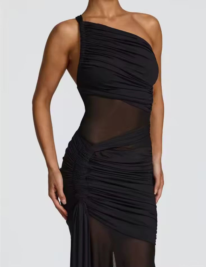 Robe maxi à épaule unique pour femmes avec surface froncée et inserts transparents avec ourlet évasé