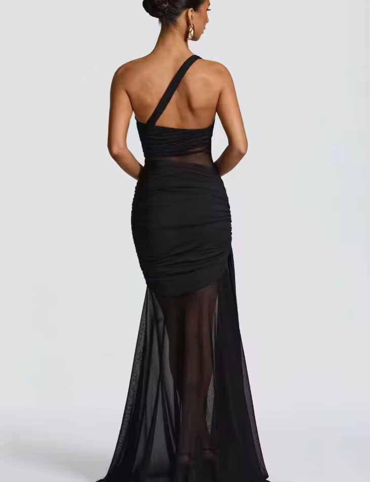 Robe maxi à épaule unique pour femmes avec surface froncée et inserts transparents avec ourlet évasé