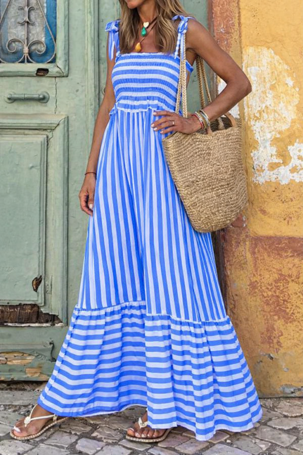 Robe maxi rayée pour femmes avec bretelles à nouer et haut froncé avec jupe à volants