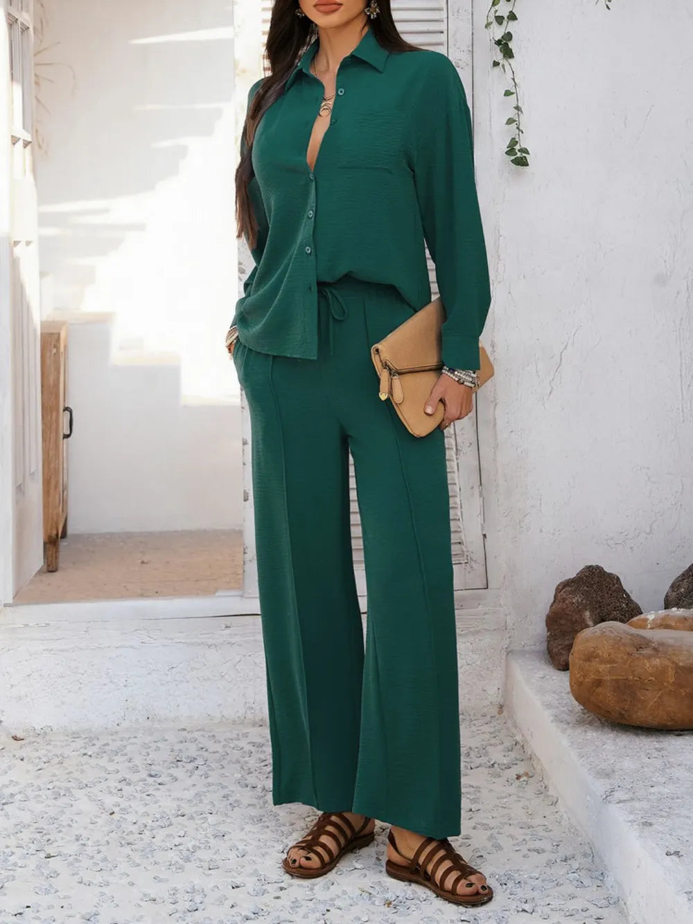 Ensemble chemisier et pantalon large pour femmes avec col de chemise et poche poitrine