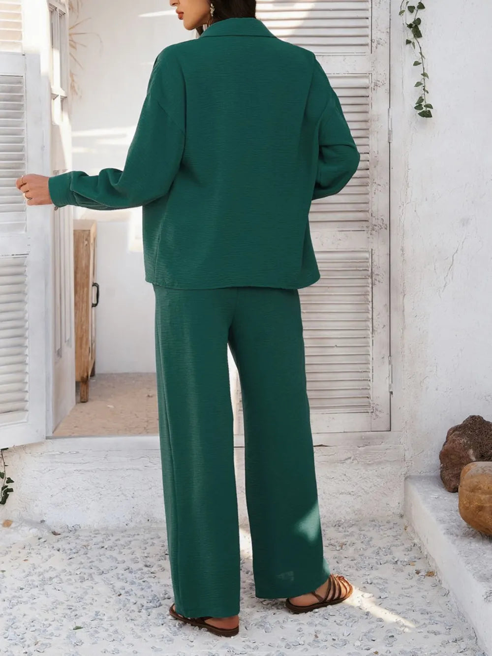 Ensemble chemisier et pantalon large pour femmes avec col de chemise et poche poitrine
