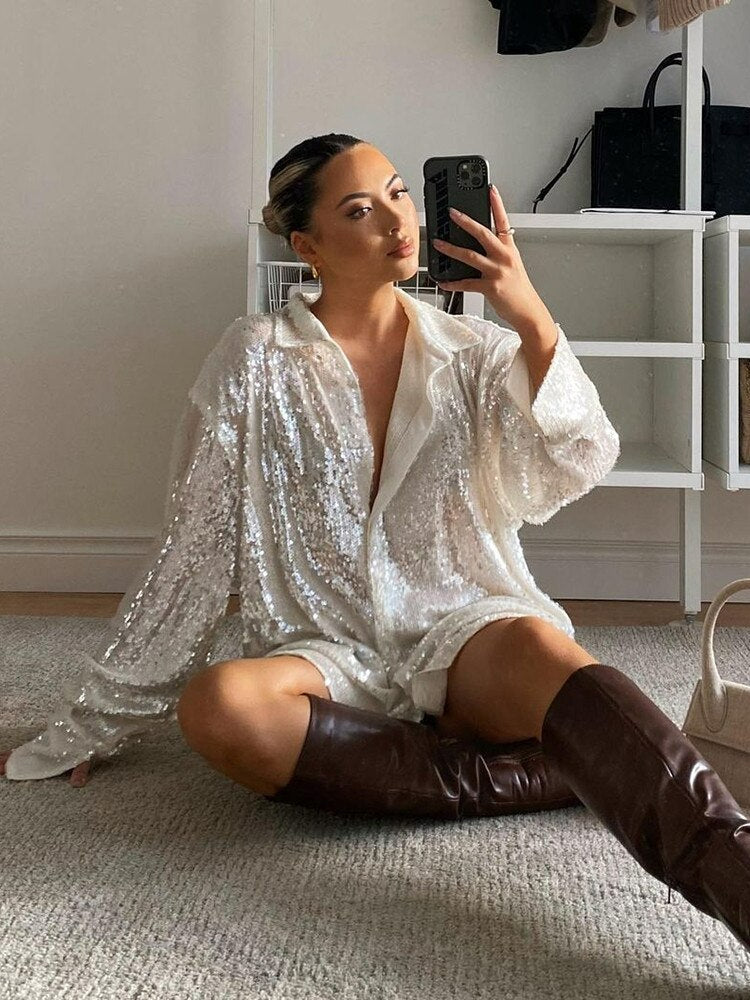 Blouse pour femmes avec ornements en sequins, col chemise, manches longues et fermeture à boutons