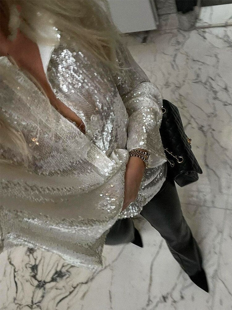 Blouse pour femmes avec ornements en sequins, col chemise, manches longues et fermeture à boutons