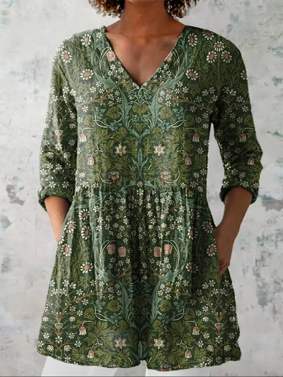 Blouse en satin pour femmes avec décolleté en V, manches longues et motif floral