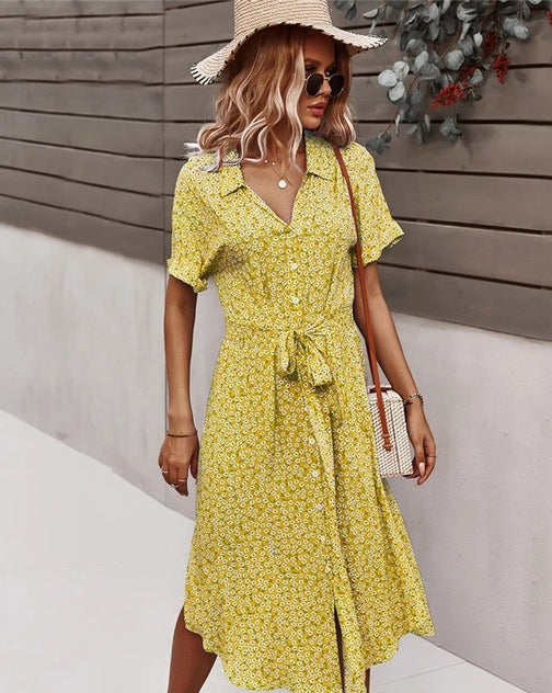 Robe chemise pour femmes avec patte de boutonnage, ceinture à nouer, manches courtes et motif floral en longueur midi