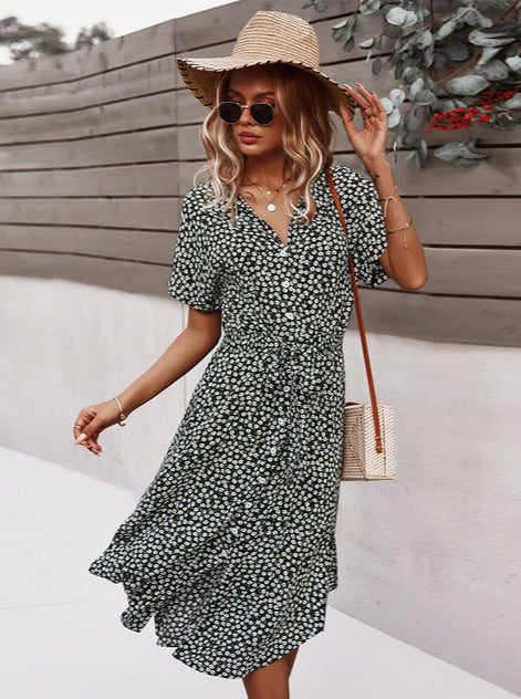 Robe chemise pour femmes avec patte de boutonnage, ceinture à nouer, manches courtes et motif floral en longueur midi