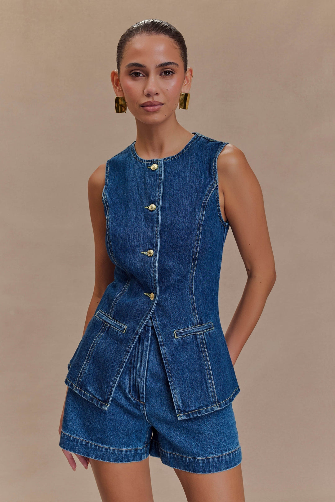Ensemble en jean pour femmes avec gilet sans manches à boutons et poches, ainsi que short taille haute