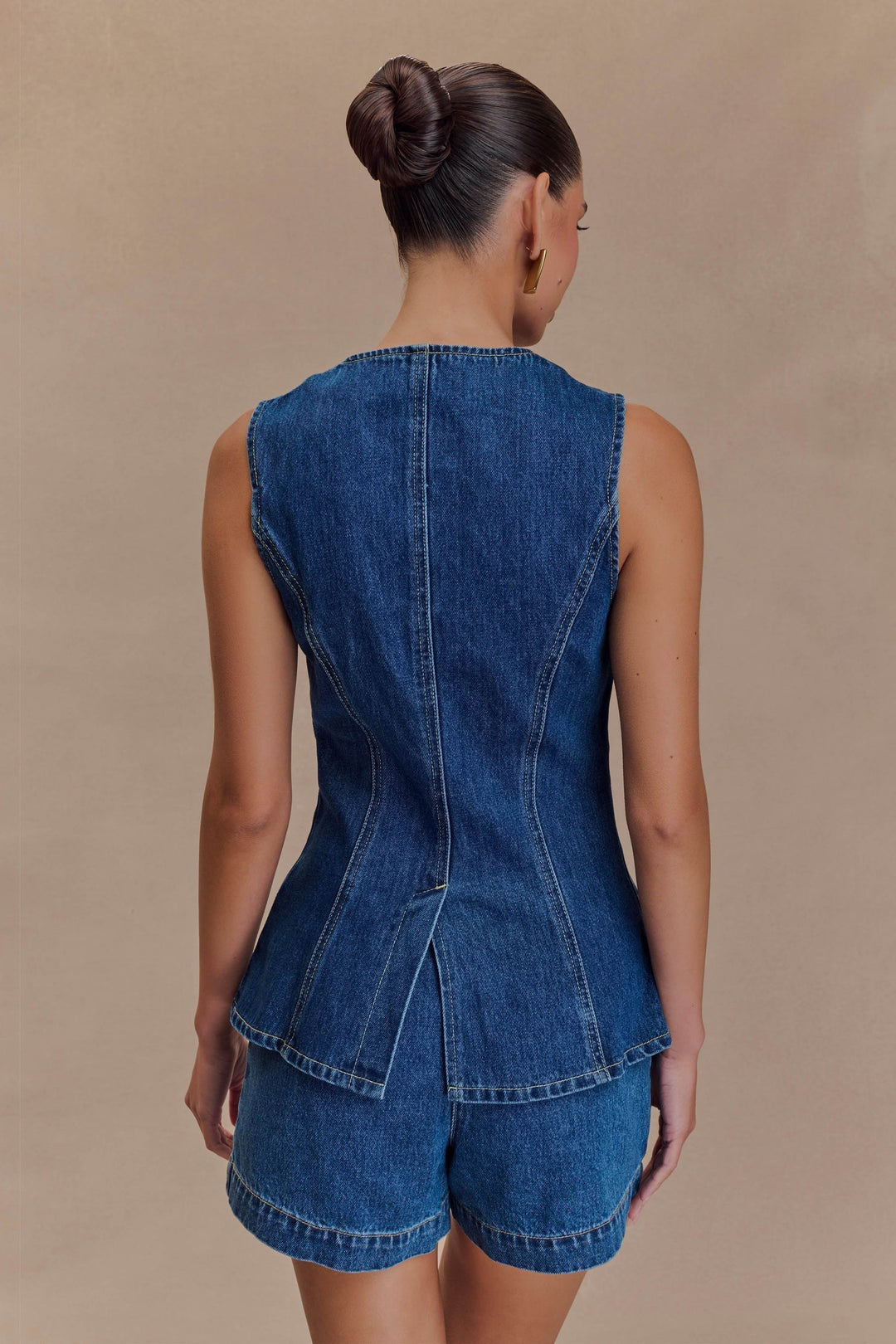 Ensemble en jean pour femmes avec gilet sans manches à boutons et poches, ainsi que short taille haute