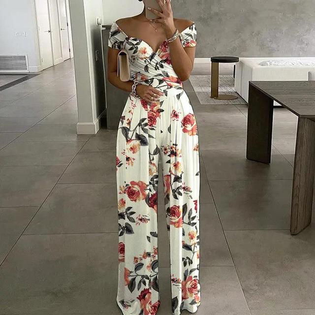 Combinaison femme avec décolleté off-shoulder et top croisé à jambes larges