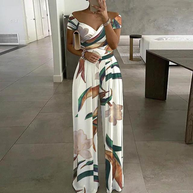 Combinaison femme avec décolleté off-shoulder et top croisé à jambes larges