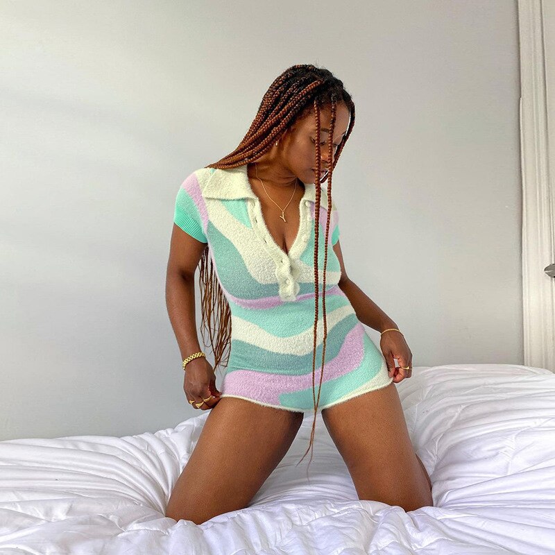 Combinaison courte pour femmes avec col polo, patte de boutonnage, manches courtes et motif multicolore en forme de vagues