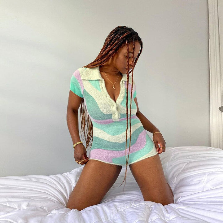 Combinaison courte pour femmes avec col polo, patte de boutonnage, manches courtes et motif multicolore en forme de vagues