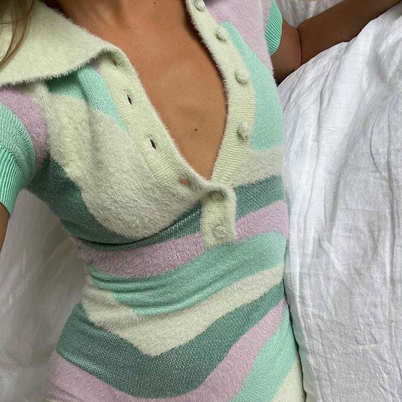 Combinaison courte pour femmes avec col polo, patte de boutonnage, manches courtes et motif multicolore en forme de vagues