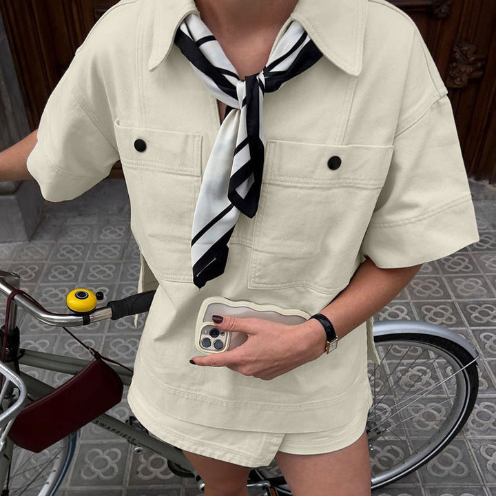 Ensemble de Shorts pour Femmes avec Col Rabattu, Manches Courtes et Poches Poitrine Surpiquées