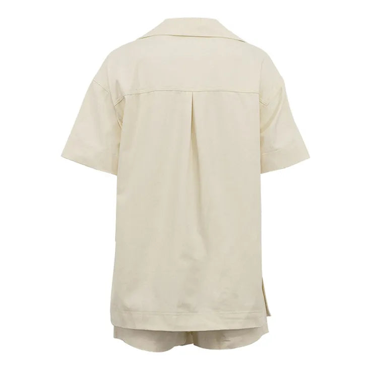 Ensemble de Shorts pour Femmes avec Col Rabattu, Manches Courtes et Poches Poitrine Surpiquées