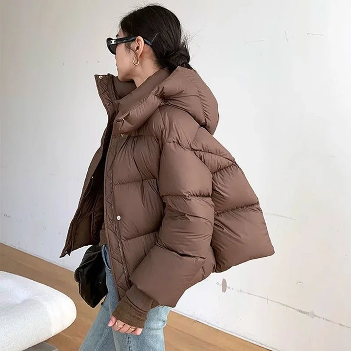 Veste courte matelassée pour femmes avec col montant, fermeture éclair frontale et bandes matelassées