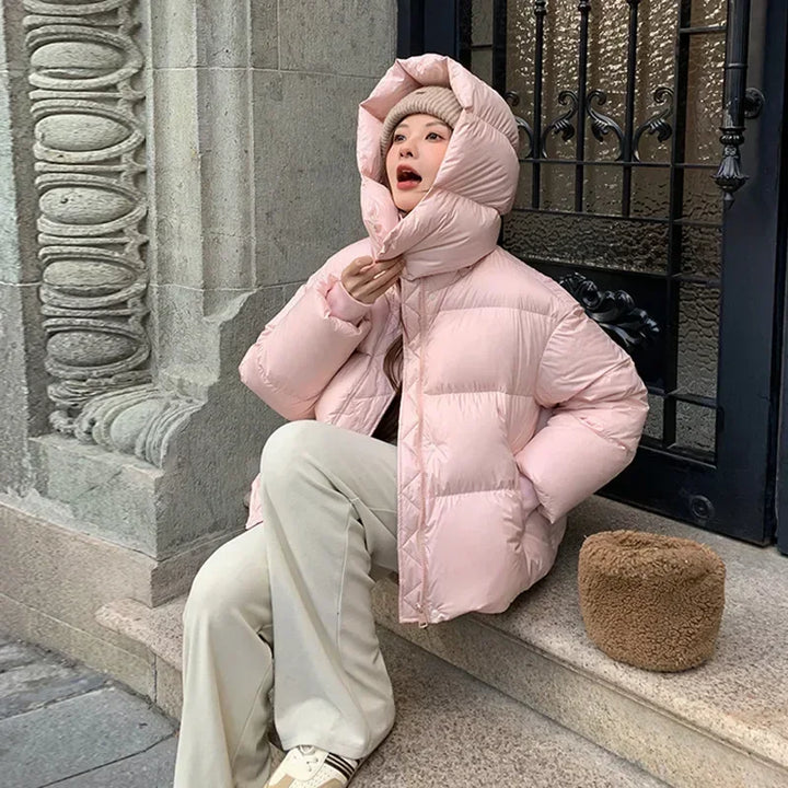 Veste courte matelassée pour femmes avec col montant, fermeture éclair frontale et bandes matelassées