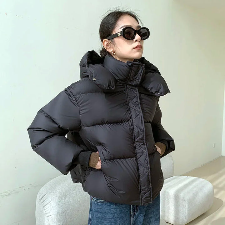 Veste courte matelassée pour femmes avec col montant, fermeture éclair frontale et bandes matelassées