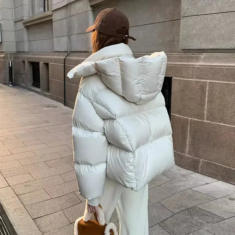 Veste courte matelassée pour femmes avec col montant, fermeture éclair frontale et bandes matelassées