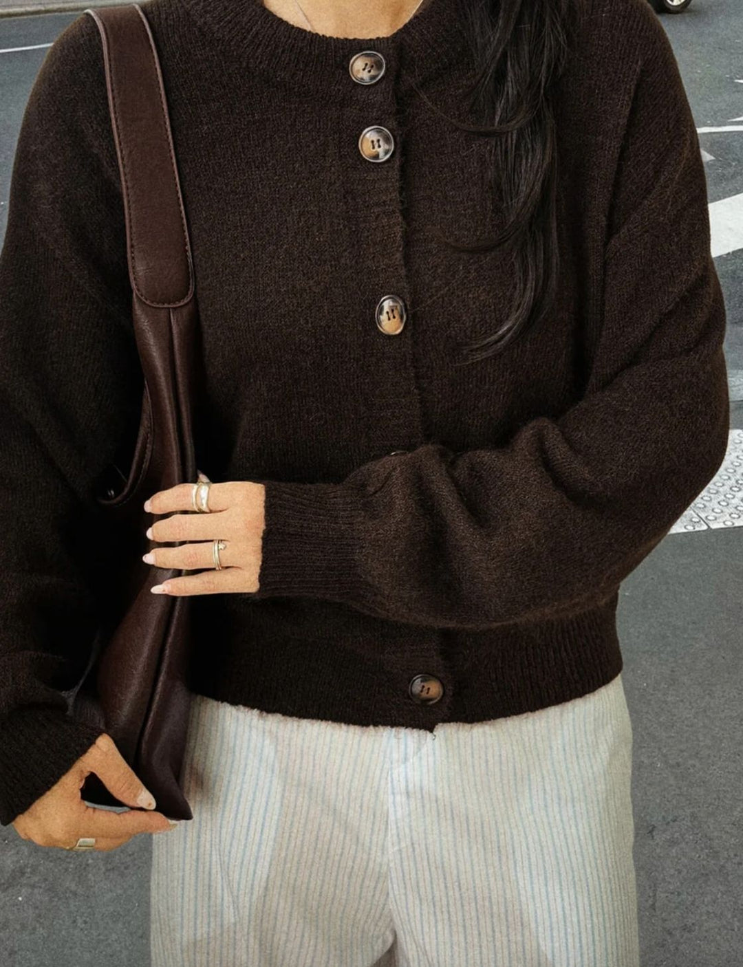 Veste en tricot courte pour femmes avec col rond, fermeture à boutons, épaules tombantes et poignets côtelés