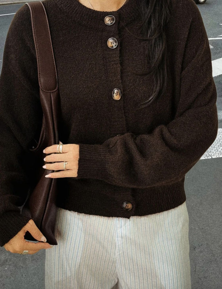 Veste en tricot courte pour femmes avec col rond, fermeture à boutons, épaules tombantes et poignets côtelés