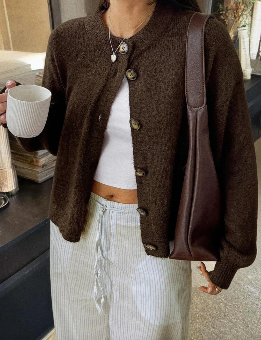 Veste en tricot courte pour femmes avec col rond, fermeture à boutons, épaules tombantes et poignets côtelés