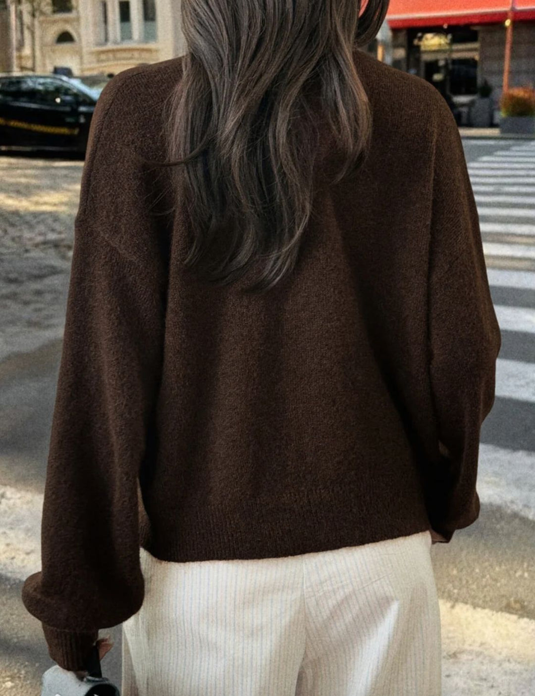 Veste en tricot courte pour femmes avec col rond, fermeture à boutons, épaules tombantes et poignets côtelés