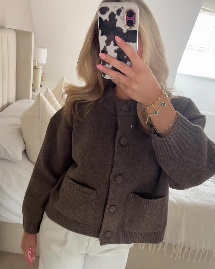 Veste en tricot courte pour femmes avec col rond, fermeture à boutons, deux poches et bords côtelés