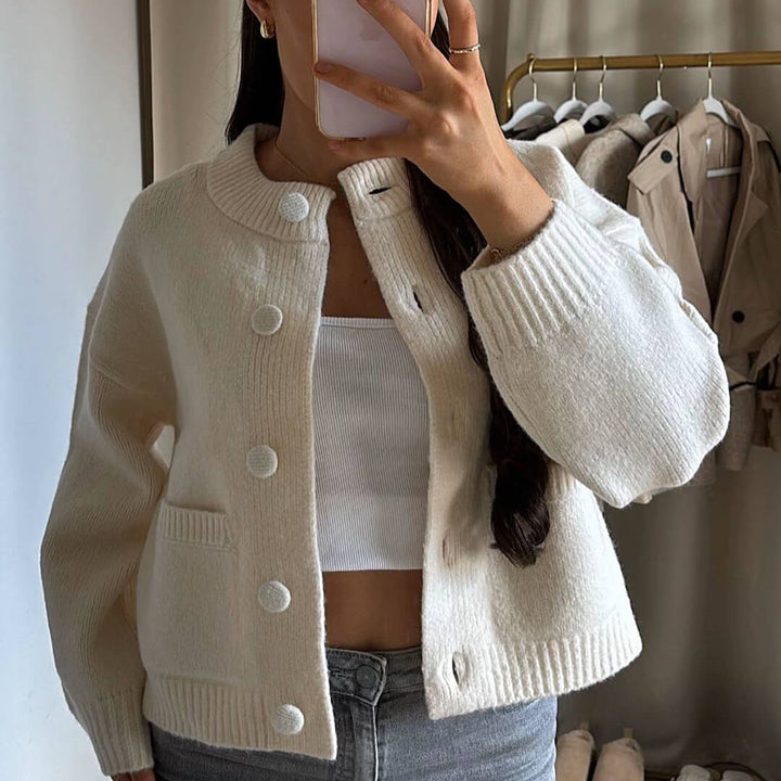 Veste en tricot courte pour femmes avec col rond, fermeture à boutons, deux poches et bords côtelés