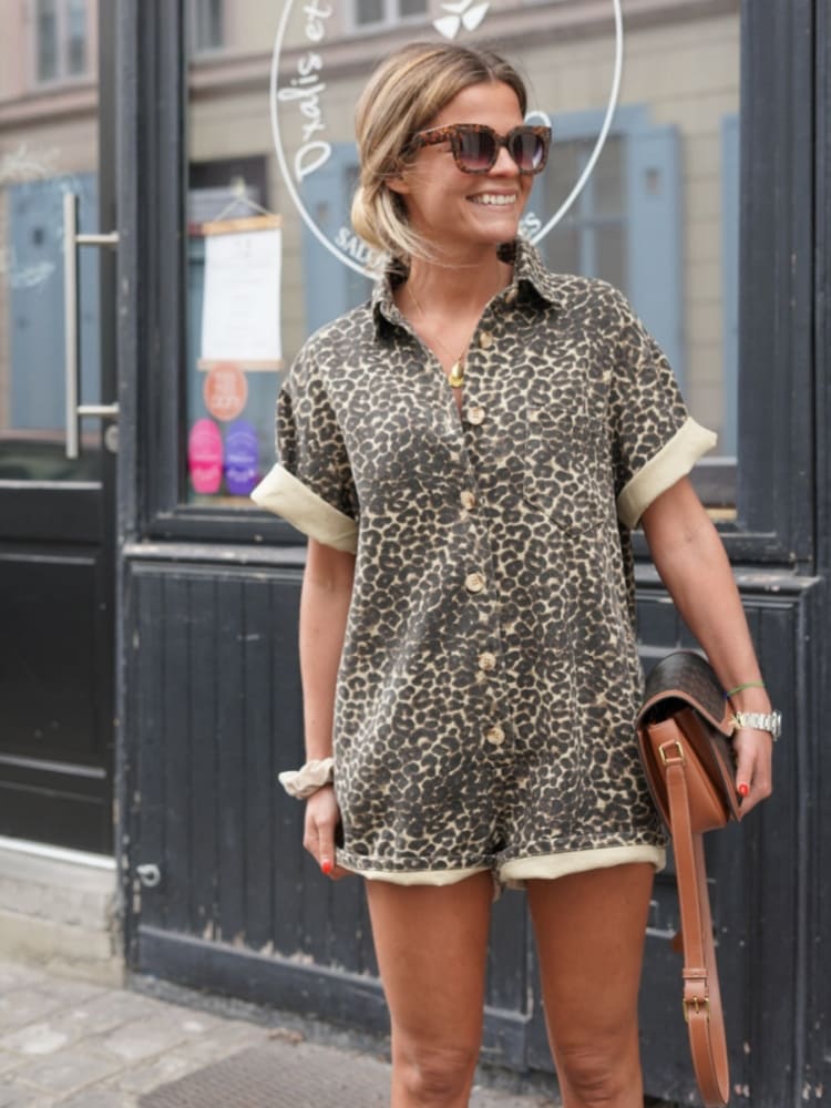 Combinaison courte pour femmes avec col de chemise, boutonnière et manches courtes
