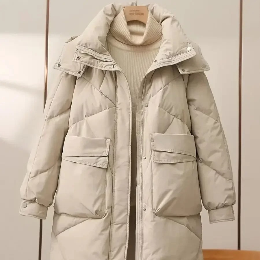 Veste longue matelassée pour femmes avec col montant, fermeture éclair cachée, poches à rabat et manches longues