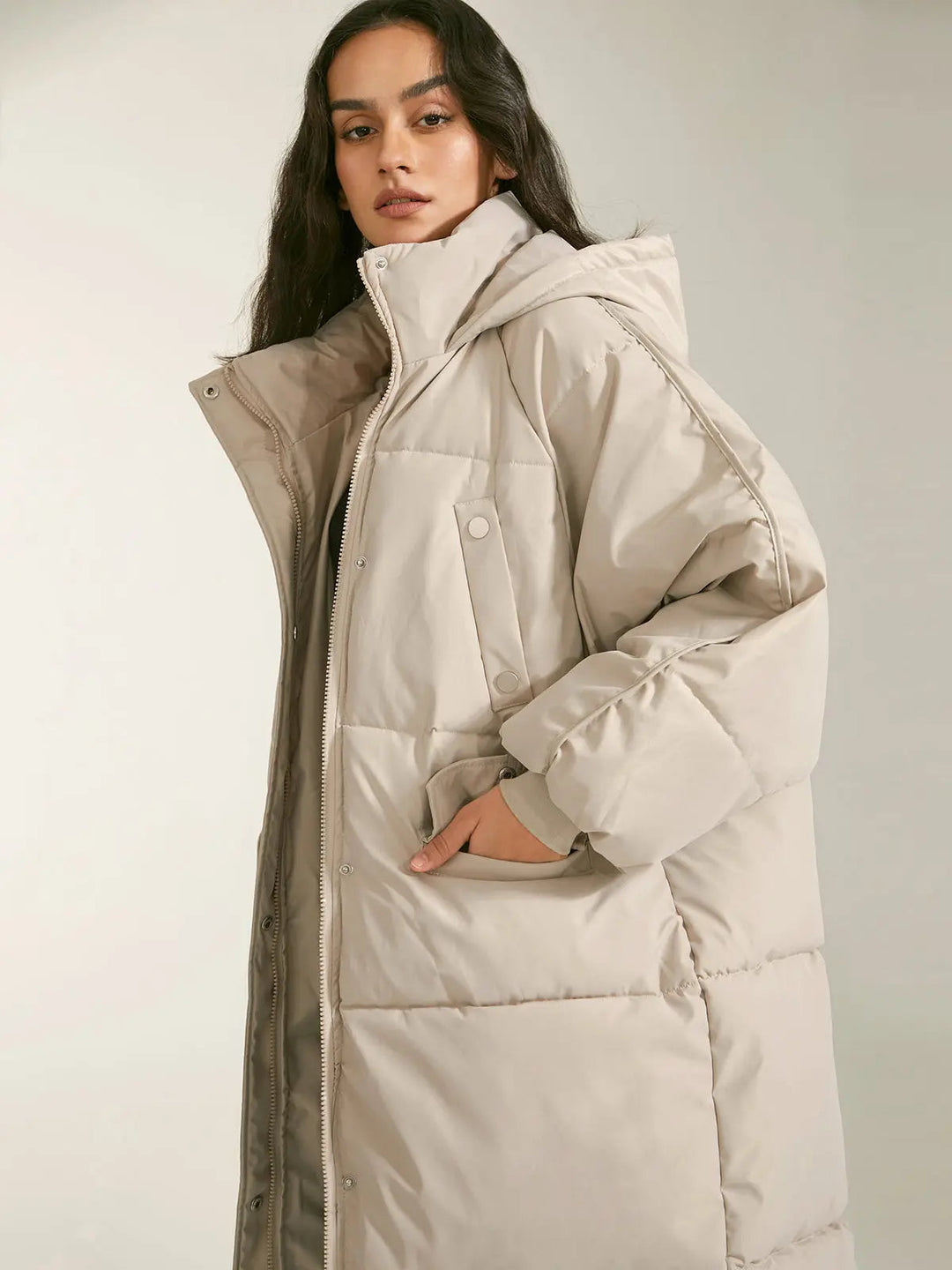 Manteau Long Matelassé pour Femmes avec Capuche, Fermeture Frontale et Poches Latérales