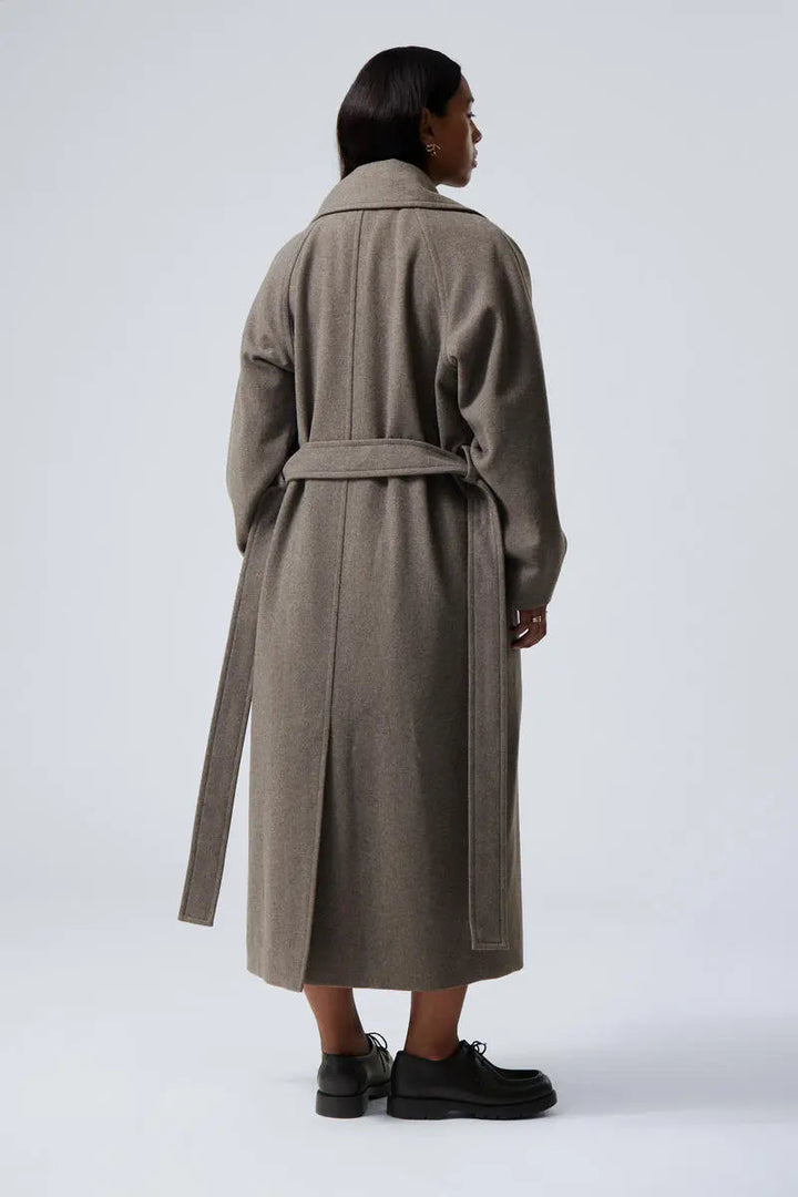 Manteau long pour femmes avec col à revers, fermeture à double boutonnage, manches longues et poches latérales