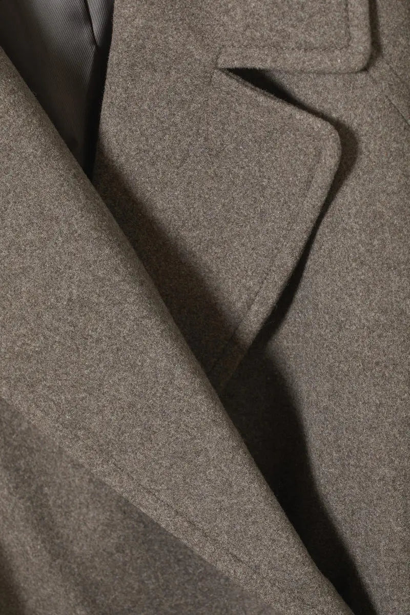 Manteau long pour femmes avec col à revers, fermeture à double boutonnage, manches longues et poches latérales