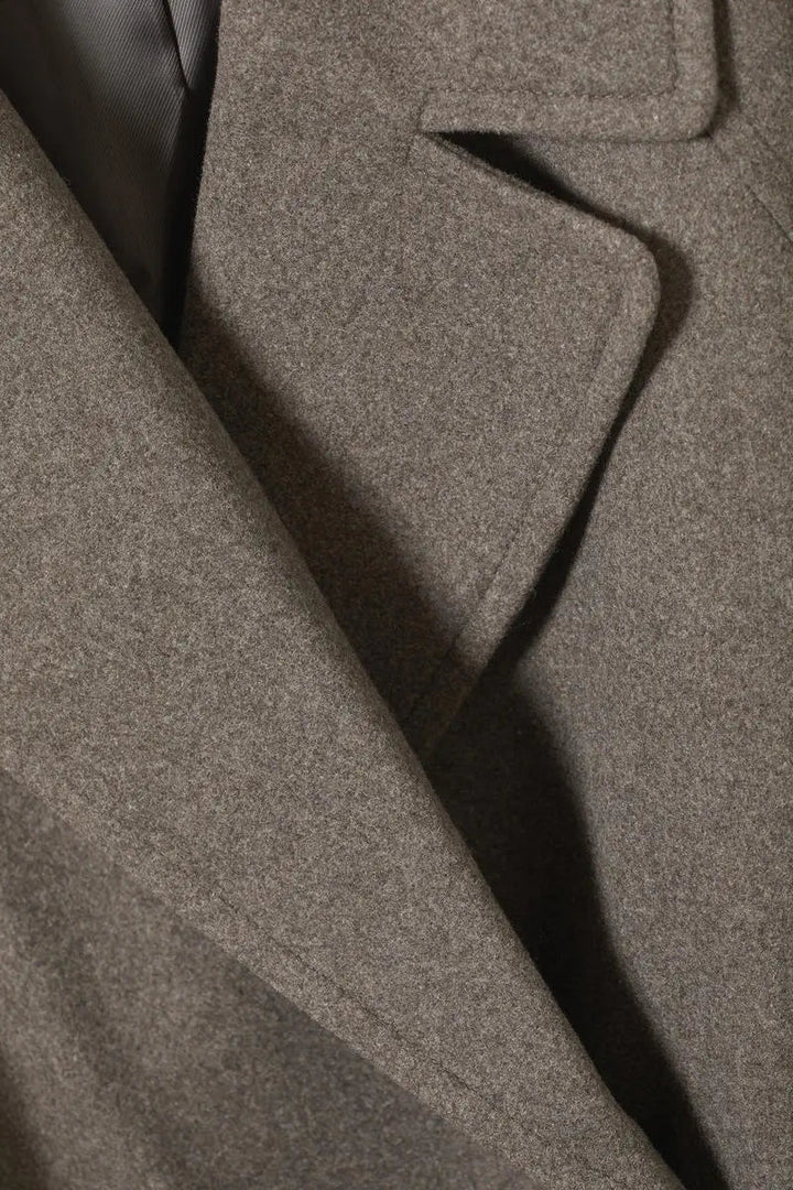 Manteau long pour femmes avec col à revers, fermeture à double boutonnage, manches longues et poches latérales