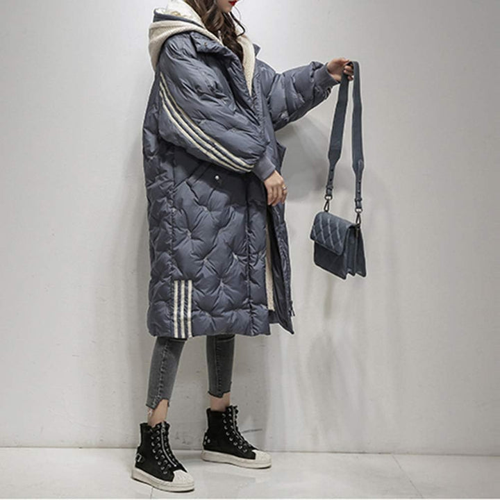 Manteau long matelassé pour femmes avec motif en losanges, col montant, ceinture à nouer et poches latérales